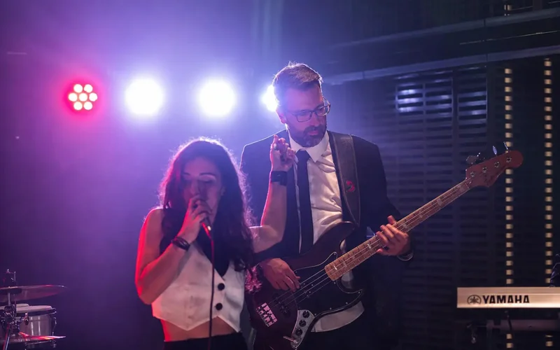 Live Band vs. DJ: Was ist die bessere Wahl für Ihre Party?