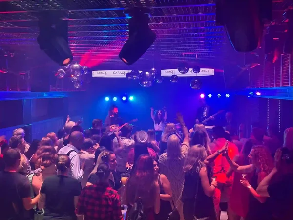 BandScape bringt als Partyband das Live-Publikum zum Feiern und sorgt mit professioneller Live-Musik für beste Stimmung in der Schweiz.