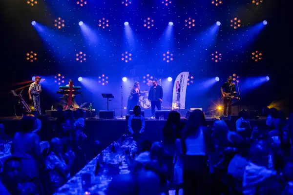 akustische Liveband schafft entspannte Business-Atmosphäre bei Firmenanlass