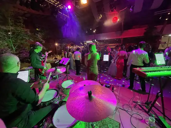 Liveband sorgt für ausgelassene Stimmung bei einer Firmenfeier in der Schweiz