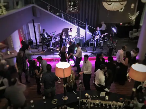 Liveband bringt Mitarbeitende bei einem Firmenevent gemeinsam auf die Tanzfläche