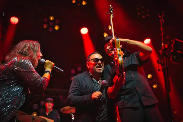 Partyband spielt bei Firmenanlass mit tanzenden Gästen und lebendiger Eventatmosphäre