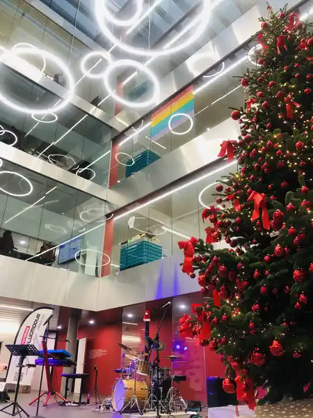 Livemusik begleitet Weihnachtsanlass eines Unternehmens mit stilvoller Eventatmosphäre