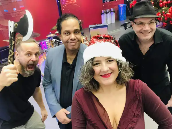 Partyband spielt bei Firmen-Weihnachtsfeier mit tanzenden Mitarbeitenden und Jahresabschlussfeier