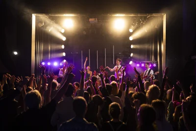 Partyband sorgt für Stimmung an einer privaten Gartenparty mit Freunden und Familie