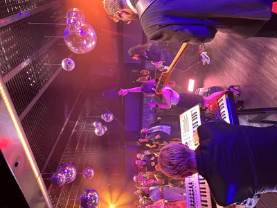 Liveband begleitet ein Hochzeitsjubiläum mit Livemusik und festlicher Atmosphäre