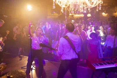 Livemusik bei einem Clubanlass mit Tanzfläche und Partyatmosphäre am Abend